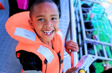 web-marine-dynamics-safety-gallery-young-boy-wearing-lifejacket-having-fun-on-shark-diving-trip