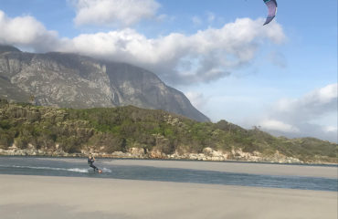 kite-surf-hermanus-kitesurfer-mountain-01